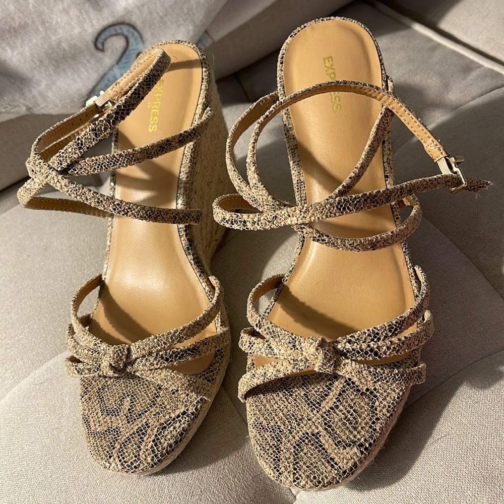 Express Womens Beige Animal Snakeskin Print Wedge Sandals